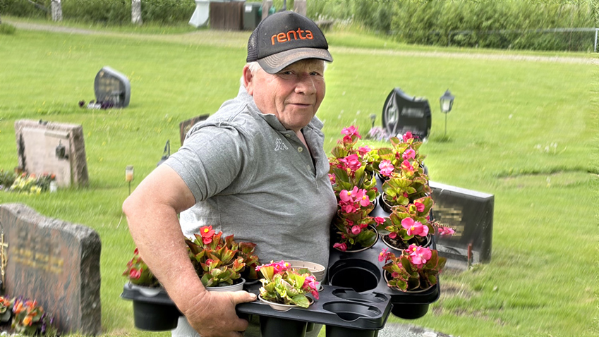 Nå er også blomstene på plass
